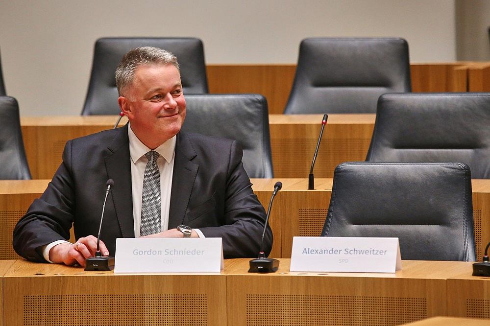 Gordon Schnieder sitzt neben dem leeren Stuhl von Alexander Schweitzer am 22.03.2026 via dts Nachrichtenagentur