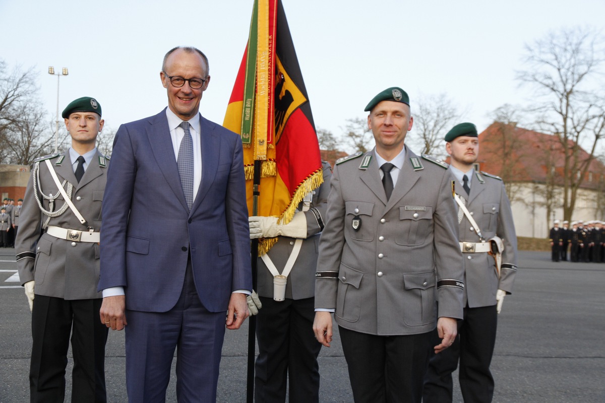 Bundeskanzler Friedrich Merz verleiht dem Wachbataillon beim Bundesministerium der Verteidigung das Fahnenband des Bundeskanzlers