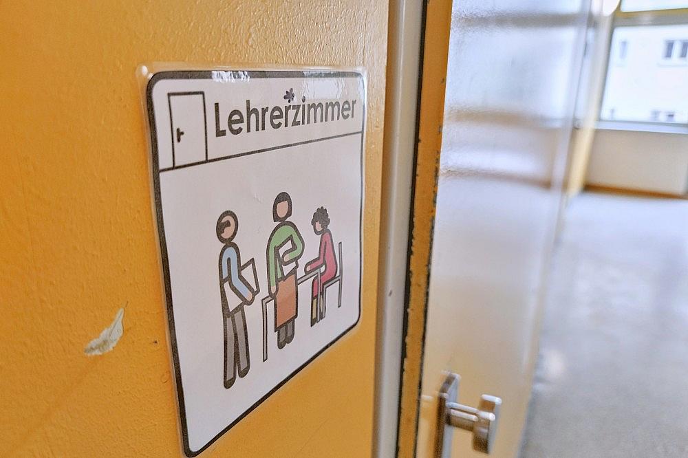 Genderzeichen vor einem Lehrerzimmer (Archiv) via dts Nachrichtenagentur