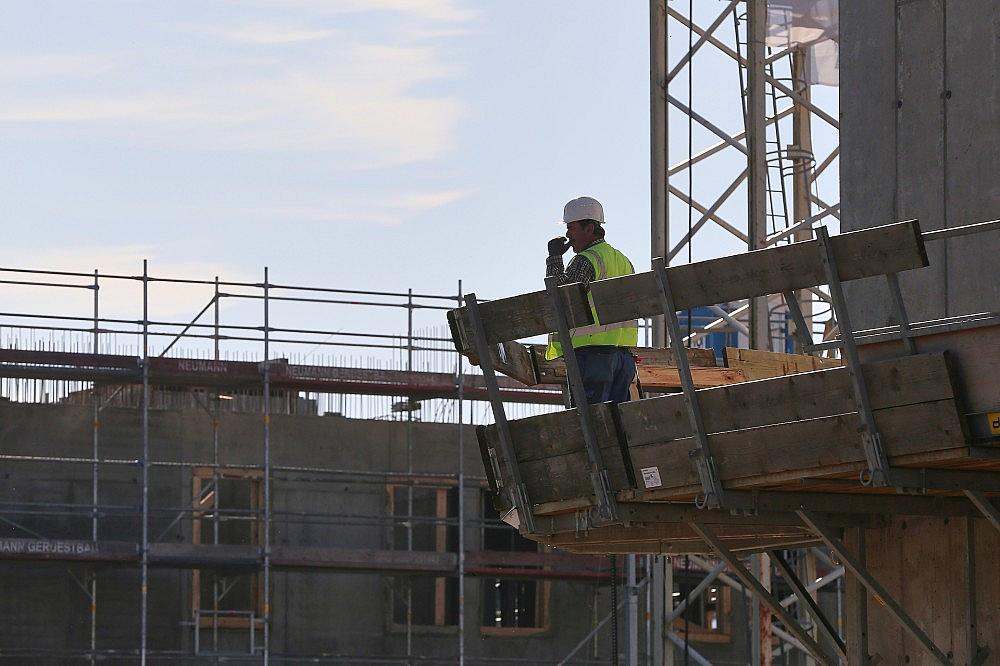 Bauarbeiter auf einer Baustelle (Archiv)