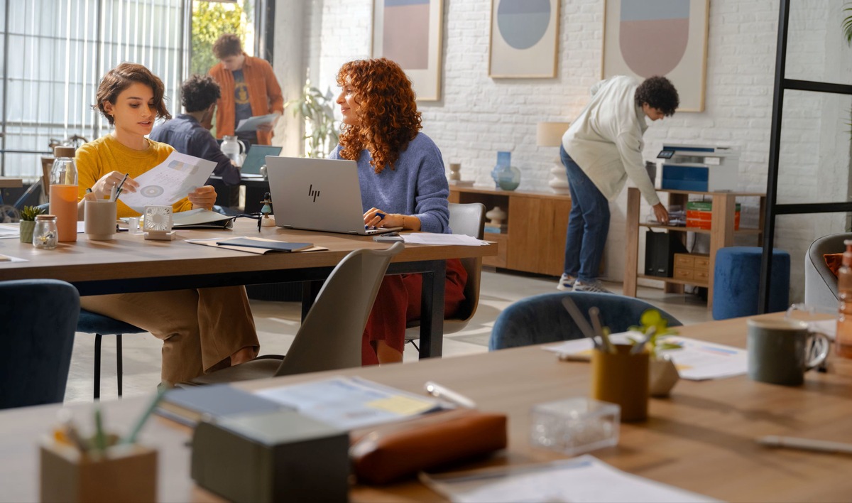 HP bringt KI in den Arbeitsalltag: Neue Innovationen für produktiveres Arbeiten