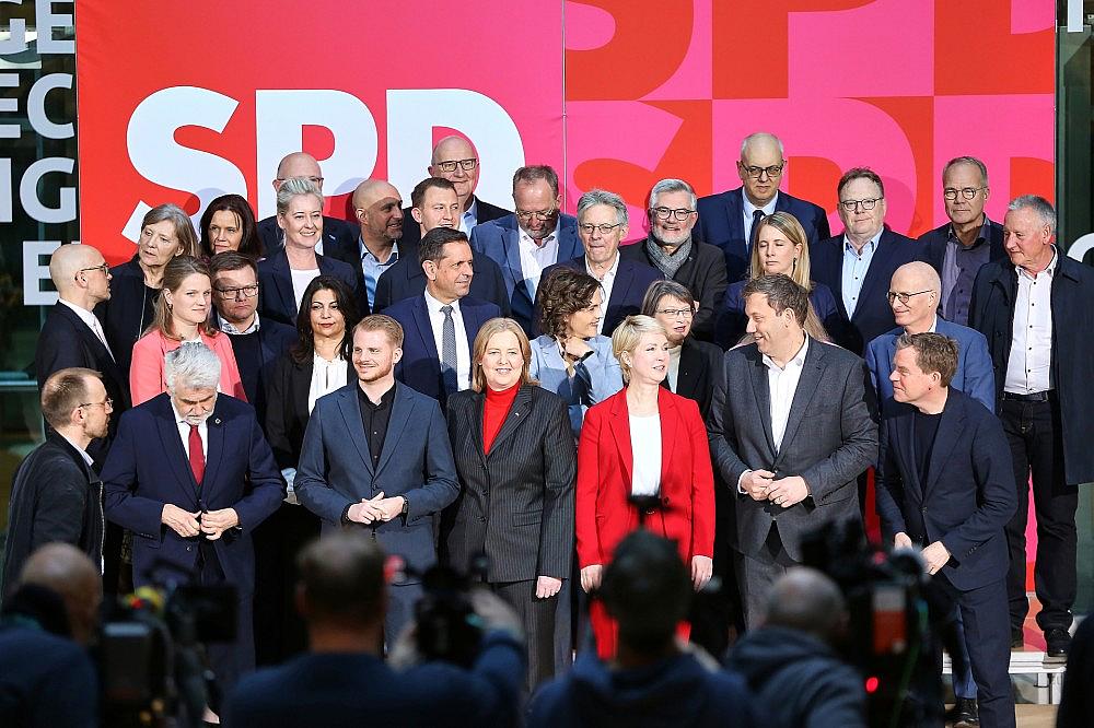 Gruppenbild nach SPD-Krisensitzung am 27.03.2026