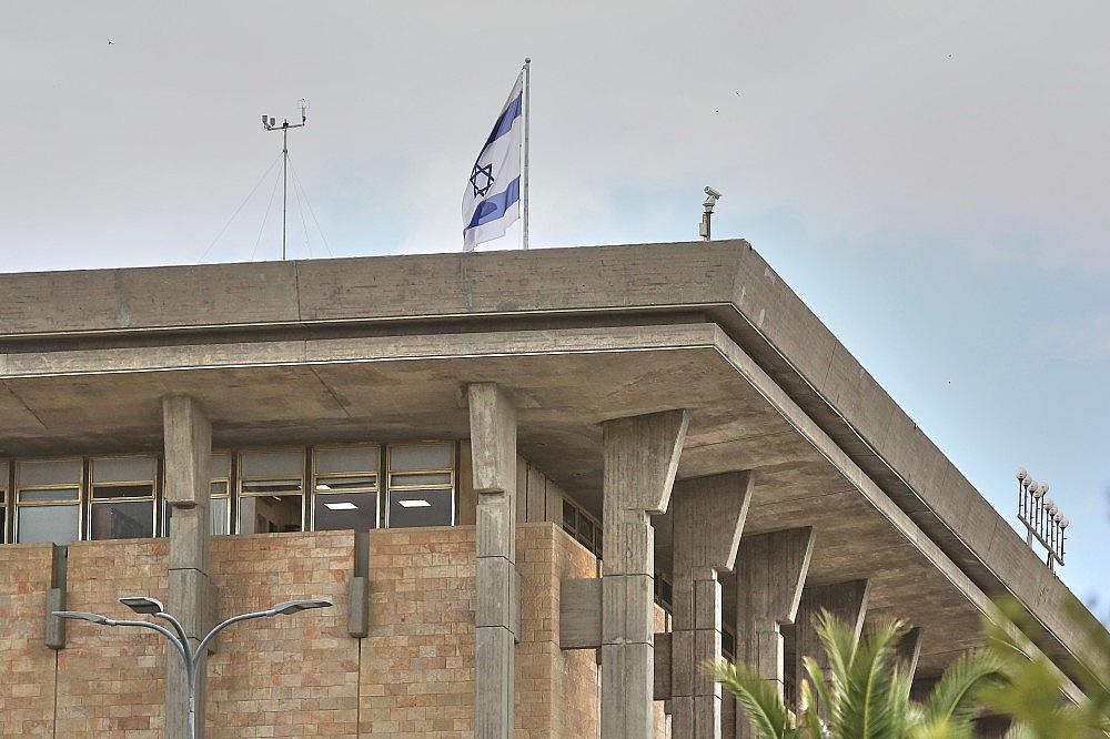 Israelische Fahne an der Knesset (Archiv)