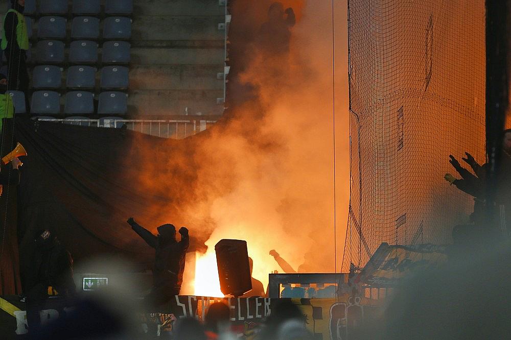 Fans mit Pyrotechnik (Archiv)