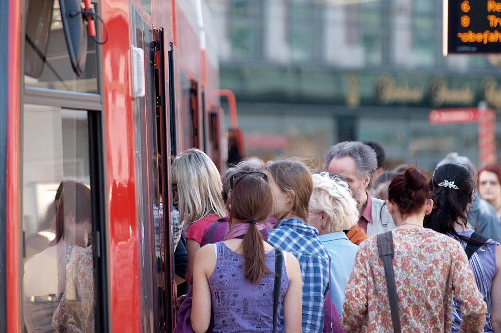Fahrgäste in einer Straßenbahn (Archiv) via dts Nachrichtenagentur