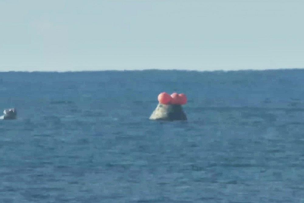 Artemis-2-Kapsel Orion nach der Landung im Pazifik am 11.04.2026