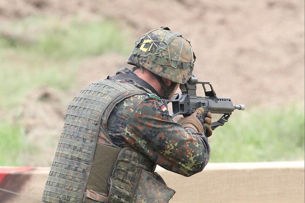 Bundeswehr-Soldat mit G36 (Archiv)