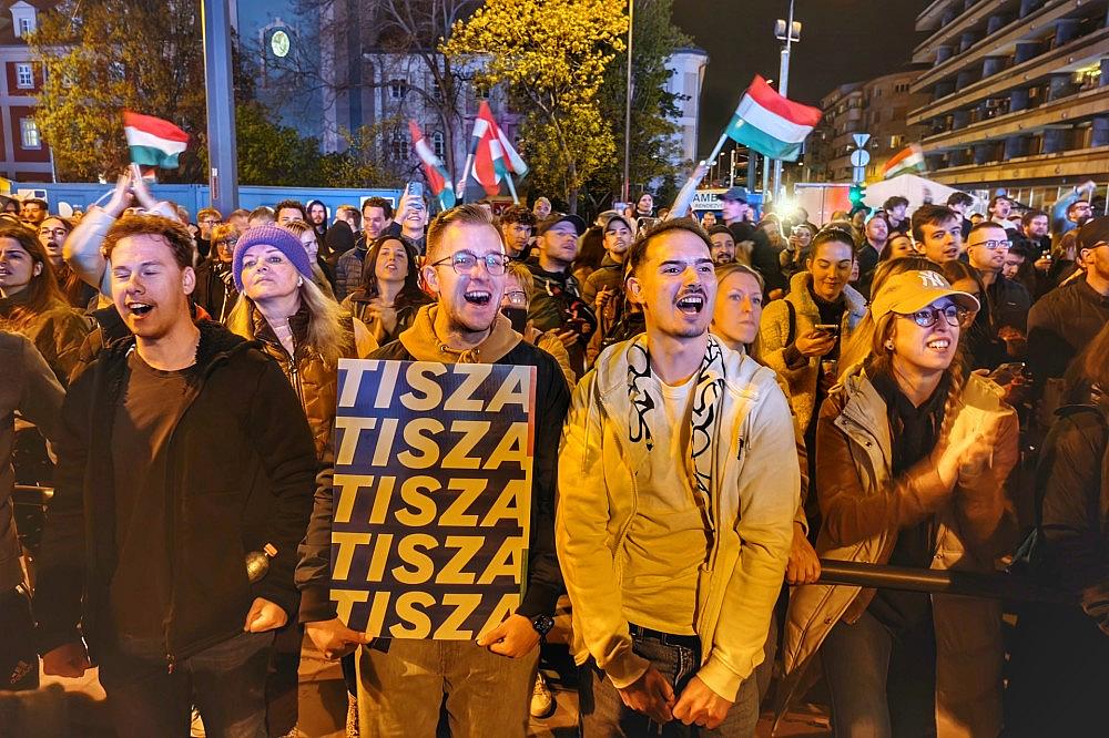 Tisza-Anhänger feiern auf der Wahlparty am 12.04.2026
