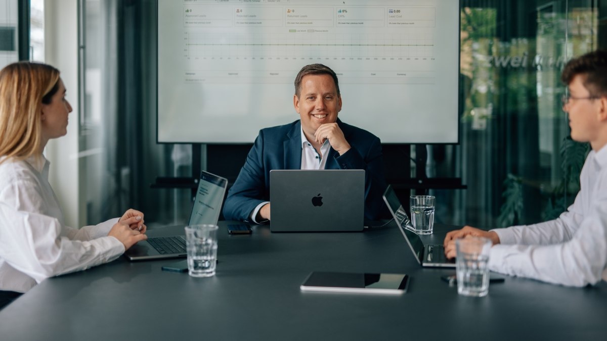 Preisverfall bei PV-Anlagen und steigende Erwartungen der Kunden – was das für den Vertrieb bedeutet