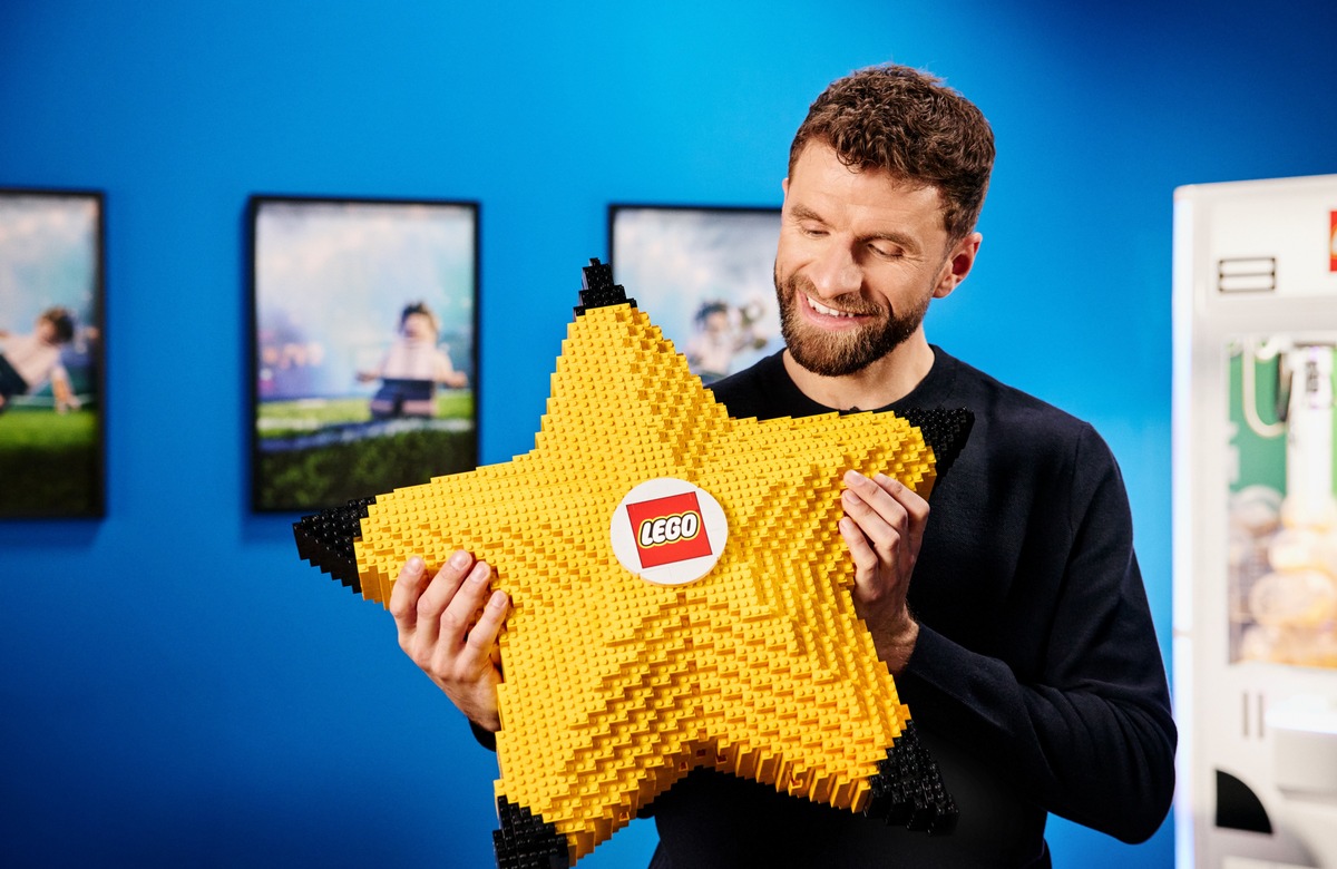 Eine Million Steine für das ultimative Fußballfest: Thomas Müller startet mit der LEGO® Arena Mission