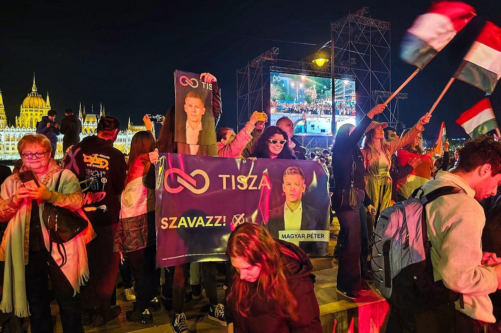 Tisza-Anhänger feiern auf der Wahlparty am 12.04.2026