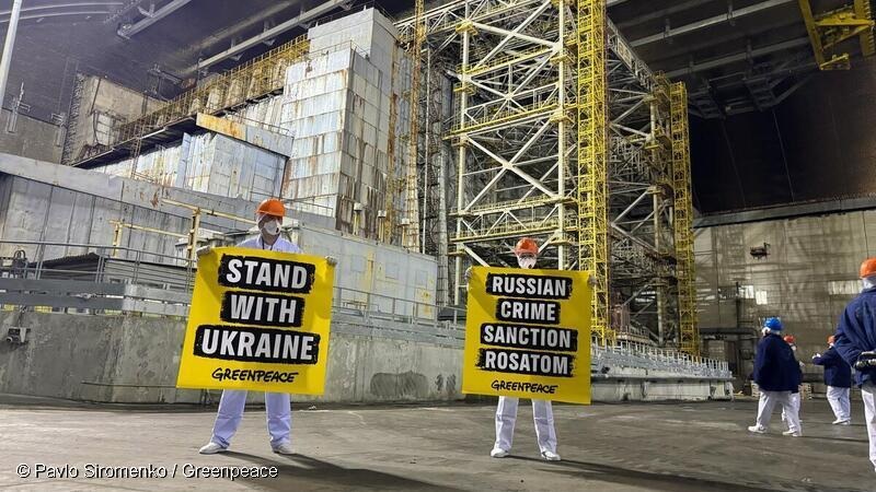 40 Jahre nach Chornobyl: Greenpeace-Aktive protestieren für Unterstützung bei Wiederaufbau der zerstörten Schutzhülle / Greenpeace-Report dokumentiert Folgen des russischen Drohnenangriffs