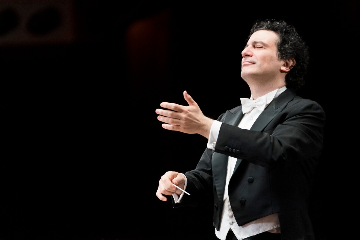 Alain Altinoglu dirigiert Managerinnen und Manager presseportal.de