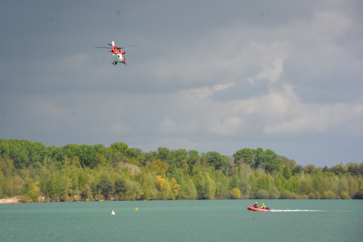 Startschuss für die luftgestützte Wasserrettung in und um Dortmund / DRF Luftrettung trainiert lebensrettende Einsätze über Wasser