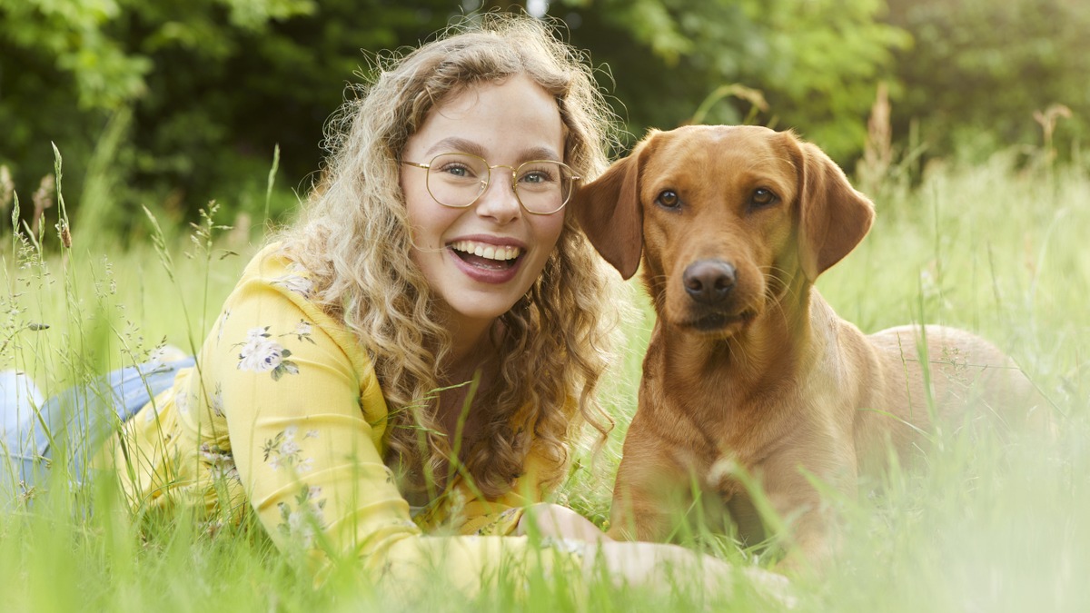 Schutz für Vierbeiner: Frühlingsgefahren für Hund und Katze erkennen