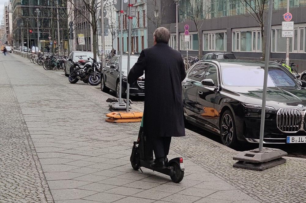 Armin Laschet auf E-Scooter (Archiv) via dts Nachrichtenagentur