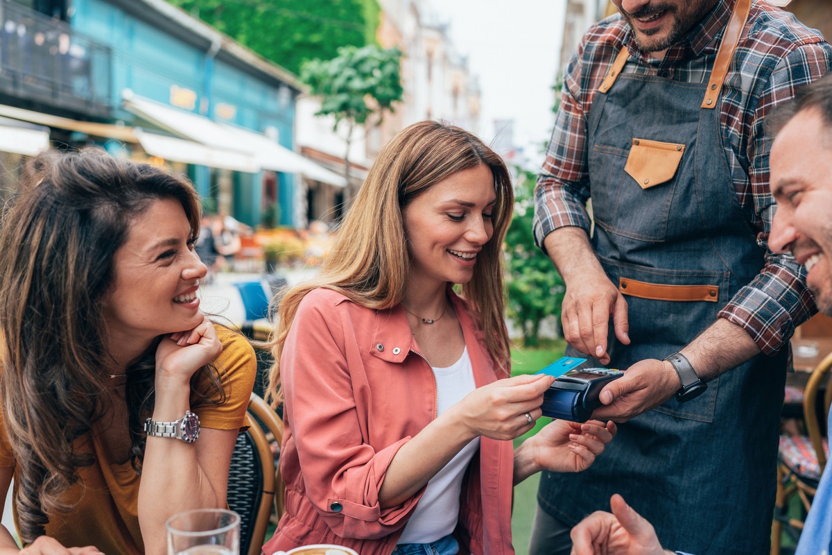 Draußen genießen, bequem bezahlen / Gäste bewerten Kartenzahlung in der Außengastronomie positiv