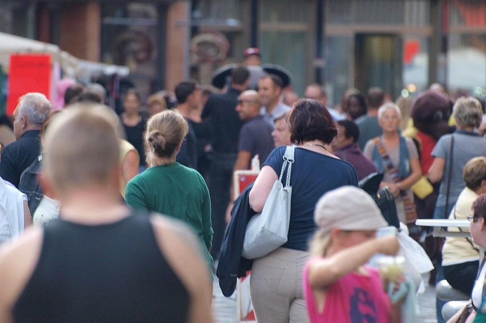 Menschen in einer Fußgängerzone (Archiv) via dts Nachrichtenagentur