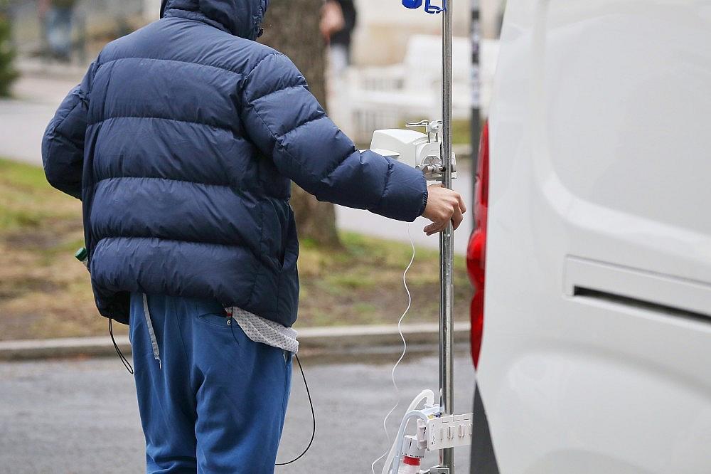 Patient mit Infusionsständer (Archiv)