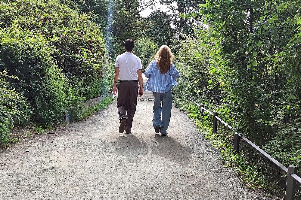 Mann und Frau gehen spazieren (Archiv)