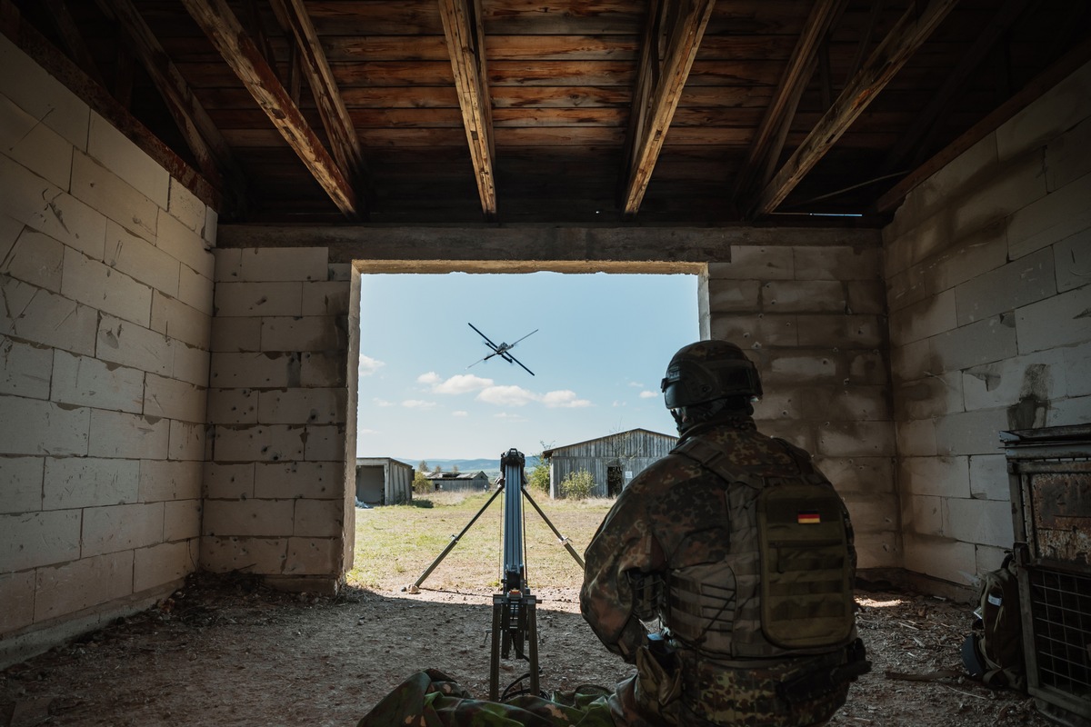 Unbemannte Systeme der Bundeswehr: / Test mit KI-gestütztem Drohnenverbund erneut erfolgreich