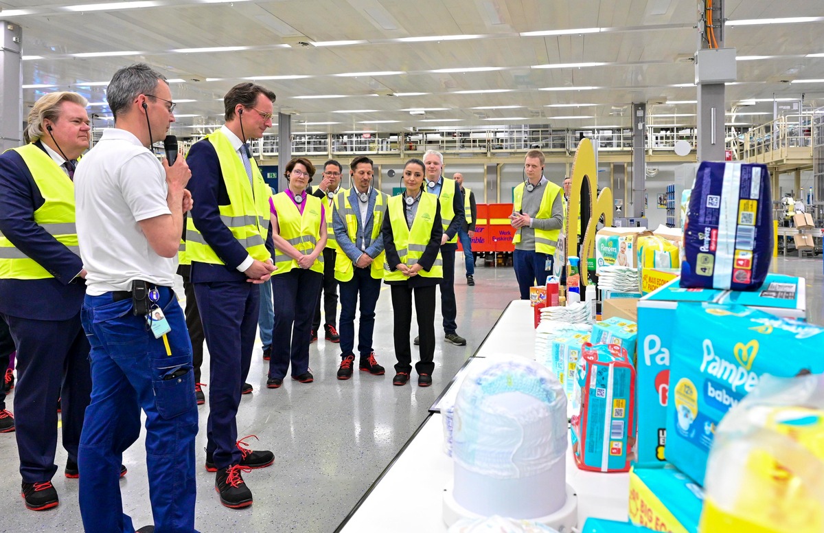 Ministerpräsident Hendrik Wüst besucht P&G-Standort Euskirchen zum 50-jährigen Jubiläum der Pampers-Produktion in Deutschland presseportal.de