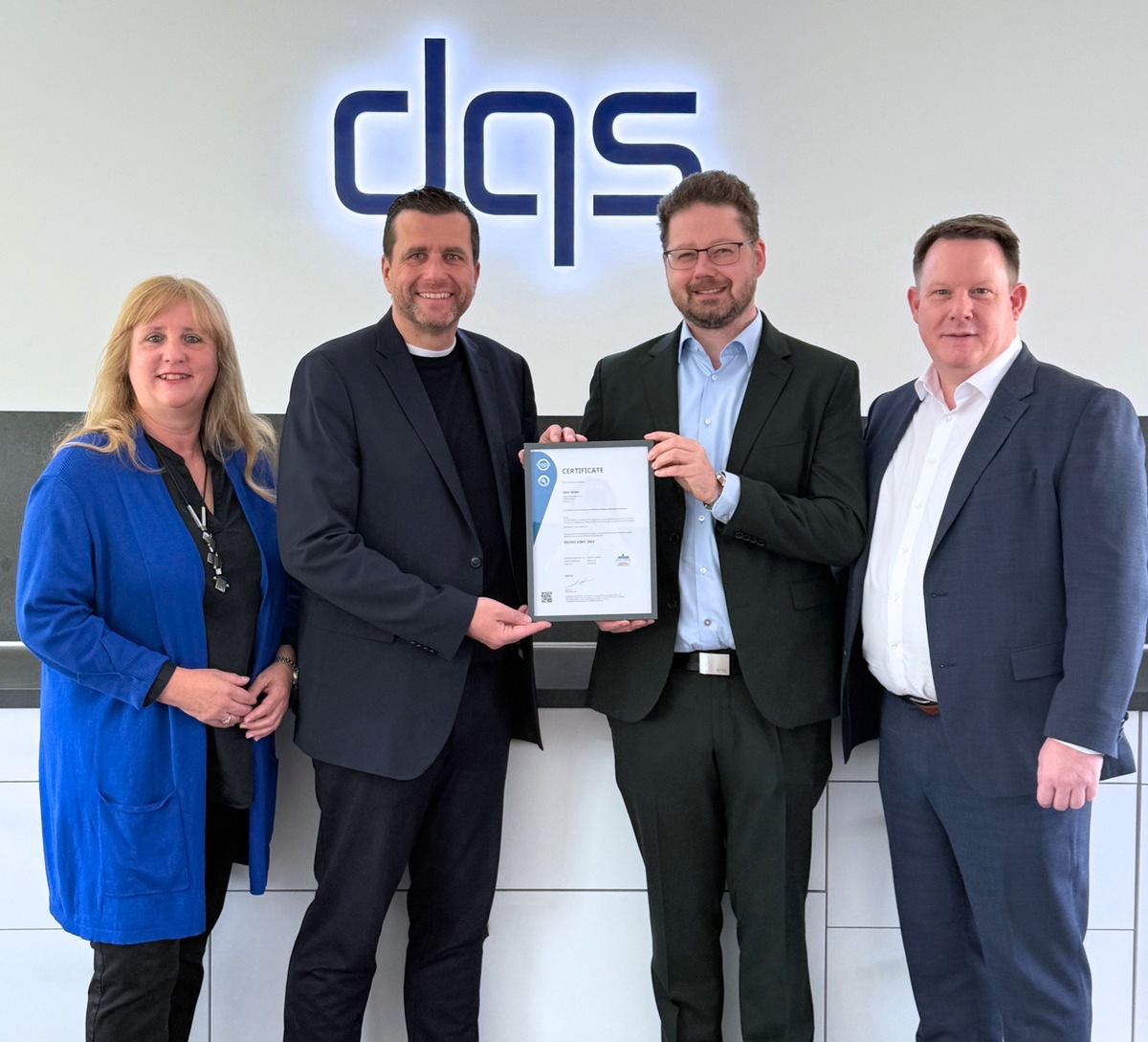 Idest GmbH unter den ersten Unternehmen im deutschsprachigen Raum mit DQS-Zertifizierung nach ISO/IEC 42001 / IT-Beratungsunternehmen setzt Meilenstein in der KI-Governance
