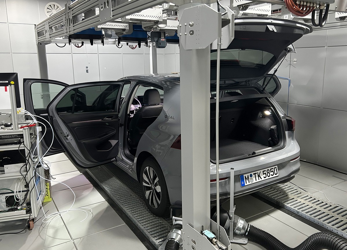 ADAC untersucht Schadstoffe in Neuwagen / Vor allem junge Fahrzeuge dünsten Chemikalien aus / Werte schwanken je nach Hersteller / Vorsicht bei praller Sonne
