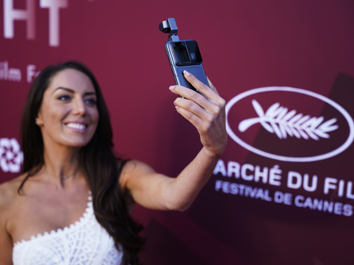Das HONOR Robot Phone präsentiert auf der China Night der Filmfestspiele von Cannes neue Möglichkeiten der mobilen Bildgebung