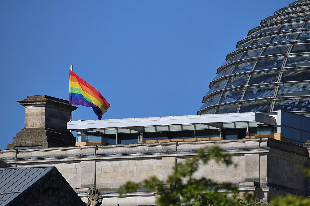 Regenbogenflaggen am Reichstag