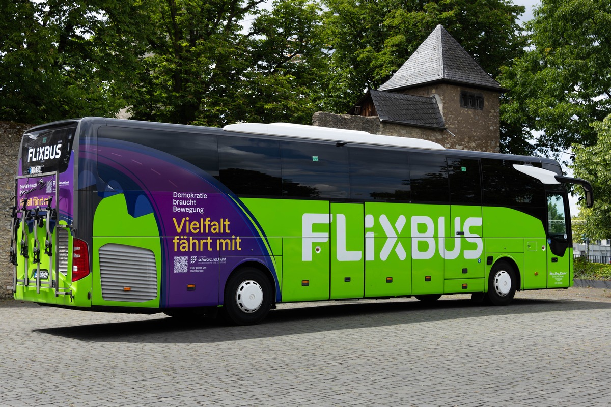 Flix wirbt im Superwahljahr für demokratische Grundwerte / Vier Busse im Spezialdesign mit der Stiftung Schwarz-Rot-Bunt presseportal.de