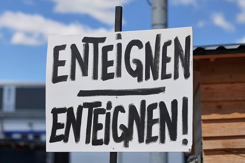 Enteignen-Schild (Archiv) via dts Nachrichtenagentur