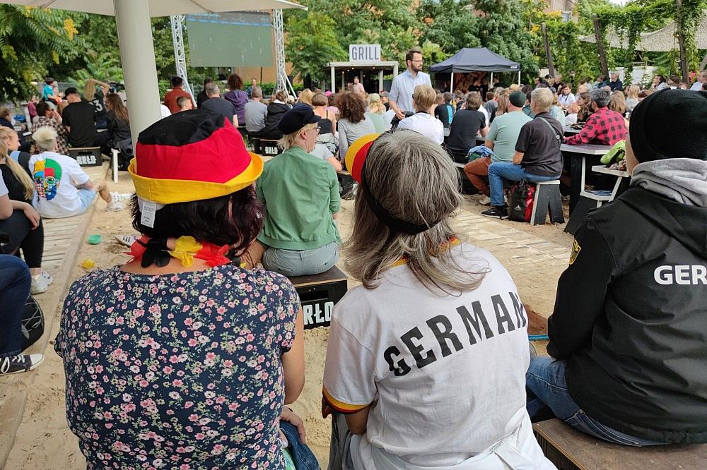 Public Viewing im Berliner Biergarten BRLO (Archiv) via dts Nachrichtenagentur