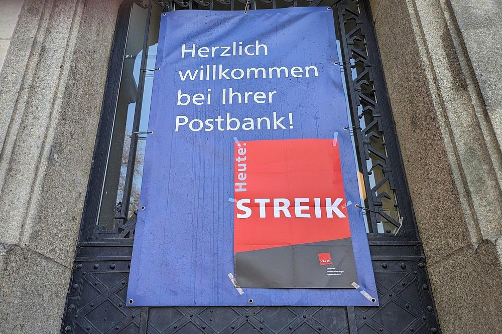 Streik-Hinweis an einer Postbank-Filiale (Archiv) via dts Nachrichtenagentur