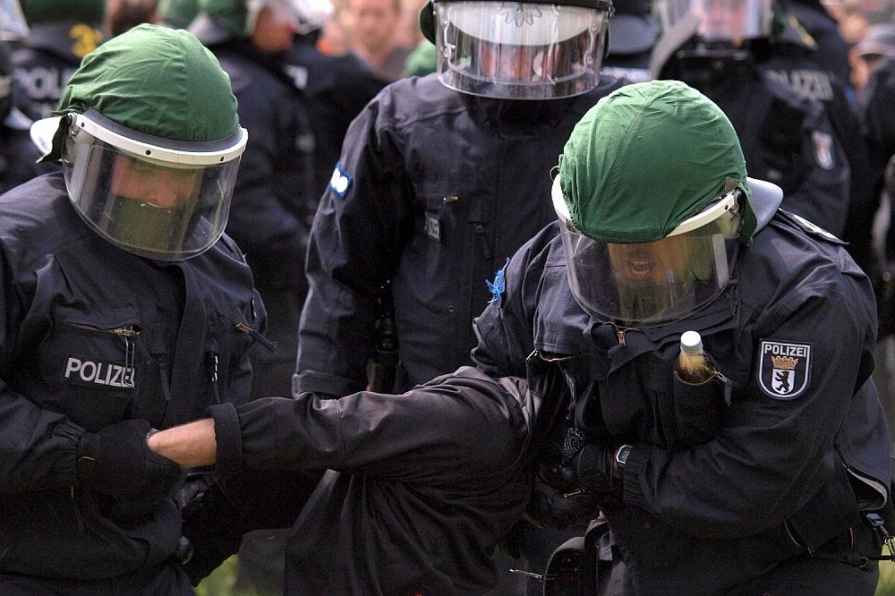 Polizisten führen eine Festnahme durch (Archiv)