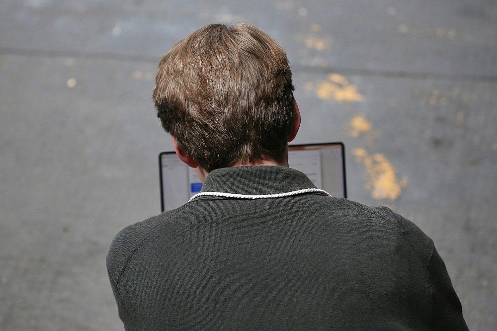 Mann mit Laptop (Archiv)