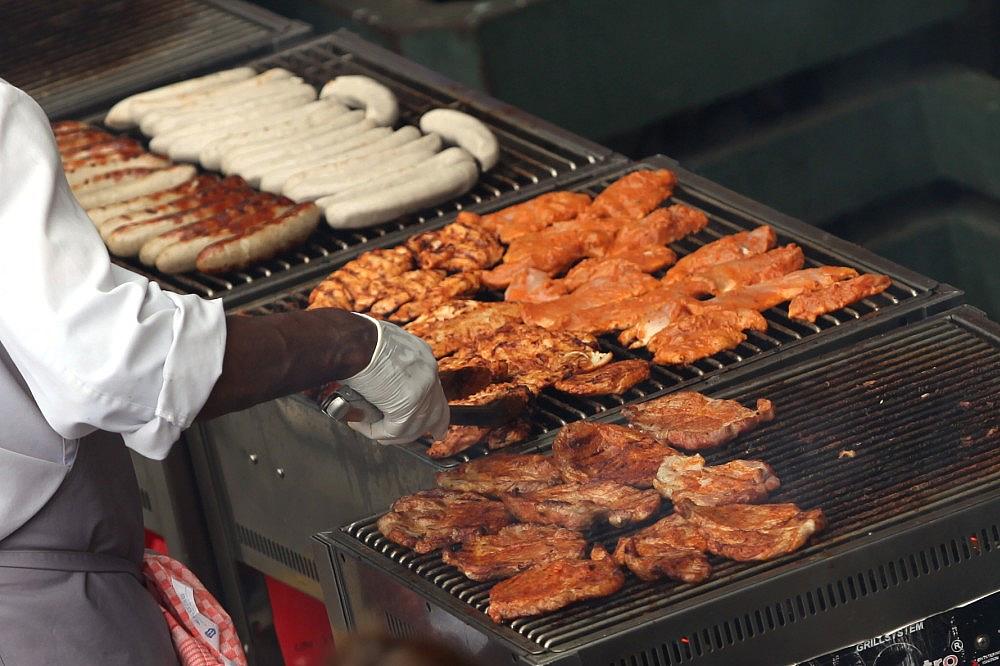 Hähnchenschnitzel und Würste auf einem Grill (Archiv) via dts Nachrichtenagentur