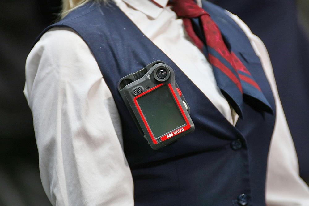Schaffnerin mit Bodycam (Archiv)