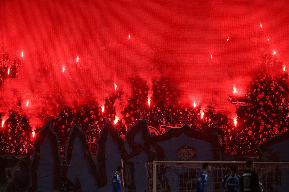 Fußball-Fans mit Pyrotechnik (Archiv)