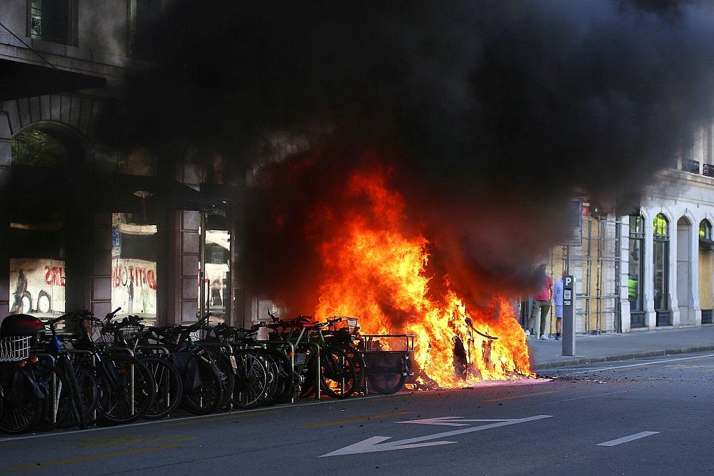 Ein Fahrzeug steht beim Anti-G7-Protest in Genf in Flammen am 14.06.2026