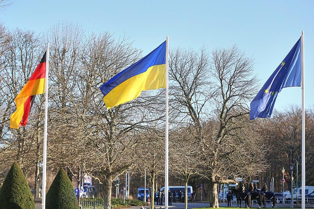 Fahnen von Deutschland, Ukraine und der EU (Archiv)