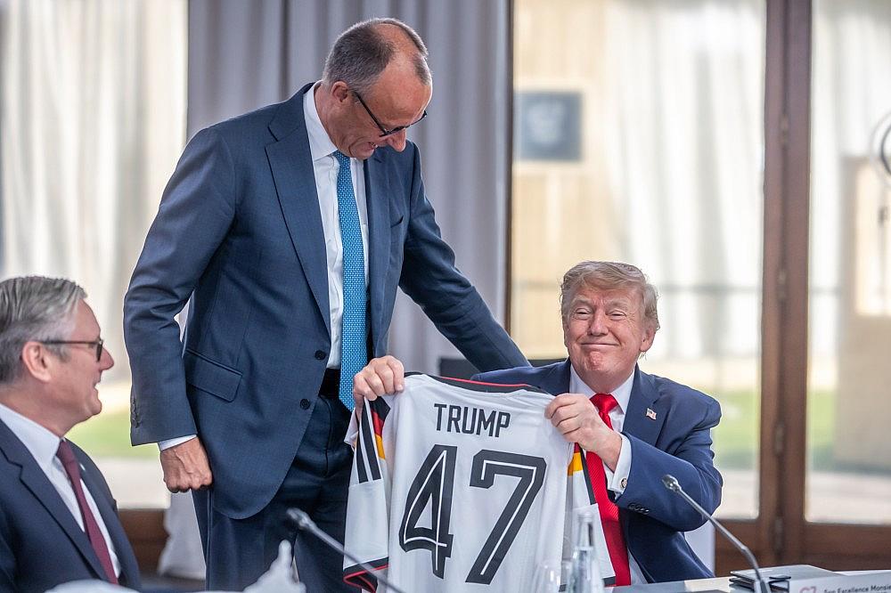 Merz schenkt Trump Deutschland-Triko am 16.06.2026