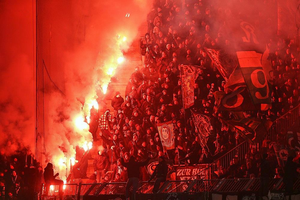 Fans mit Pyrotechnik (Archiv) via dts Nachrichtenagentur