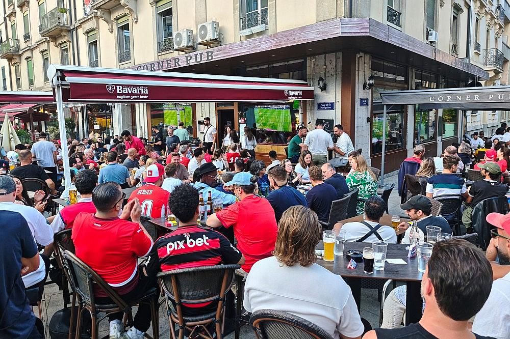 Fans und Interessierte schauen in einer Bar in Genf Fußball am 13.06.2026 via dts Nachrichtenagentur