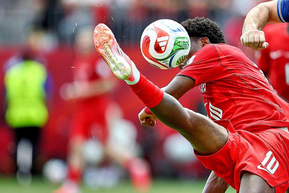 Kanadas Jonathan David bei der WM 2026 am Ball (Archiv)