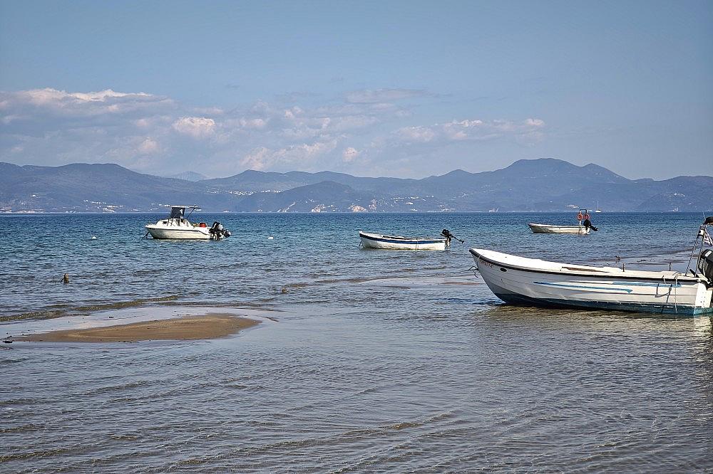 Boote am Strand von Korfu