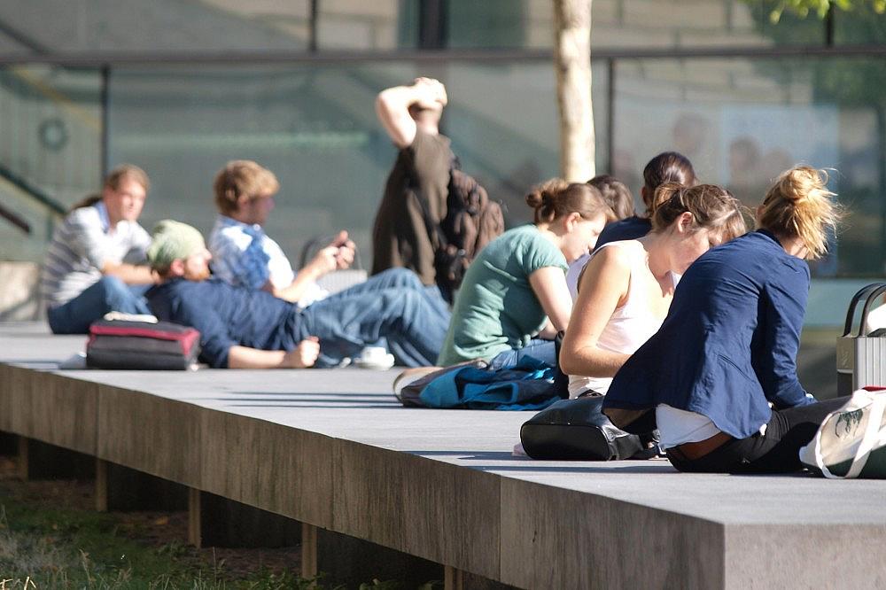 Junge Leute vor einer Universität (Archiv) via dts Nachrichtenagentur