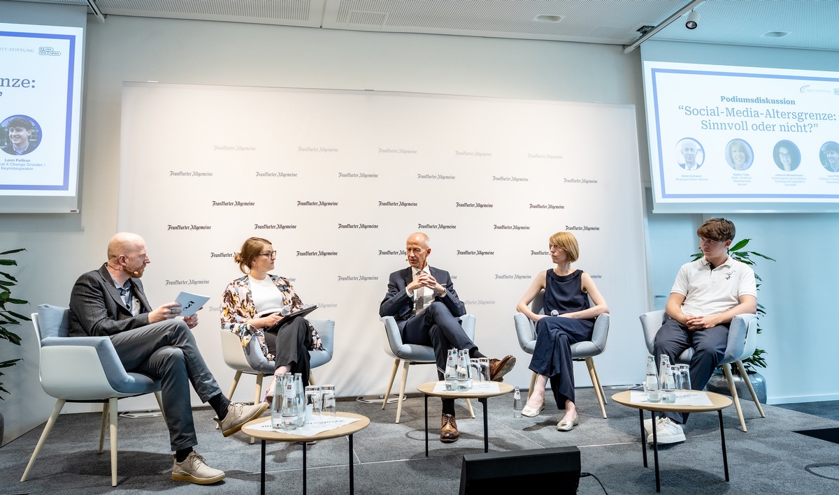 FAZIT-STIFTUNG und #UseTheNews machen sich gemeinsam mit der Medienanstalt Hessen für Elternmedienbildung stark / Erfolgreicher Projektauftakt in Frankfurt am Main mit Bildungsminister Armin Schwarz