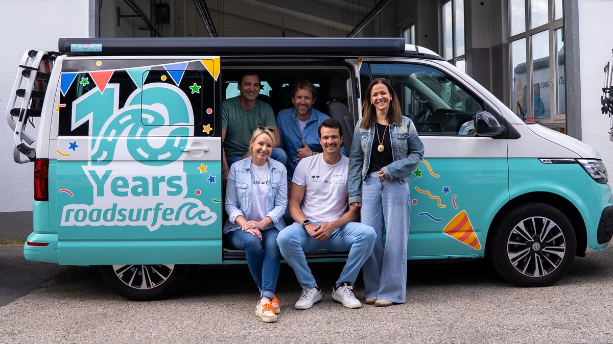10 Jahre Vanlife: Wie roadsurfer den Camper-Markt revolutioniert hat / Von 25 Campern auf rund 10.000 Fahrzeuge: roadsurfer feiert 10 Jahre Firmenbestehen
