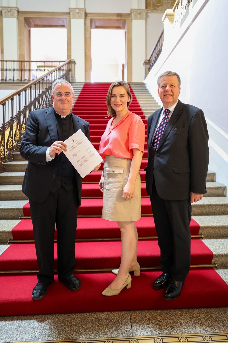 Schutz für Maria Vesperbild: CSU-Fraktion nimmt Petition gegen geplante Windenergieflächen entgegen presseportal.de